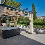 Family Apartment Dubrovnik - Private Jacuzzi Terrace, Private Parking