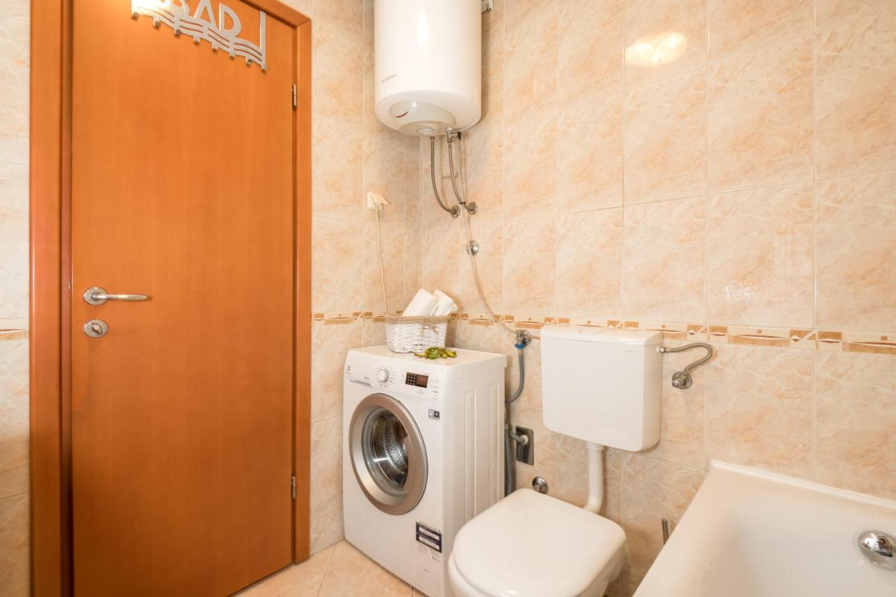 Family - Private Jacuzzi Terrace, Private Parking Leilighet